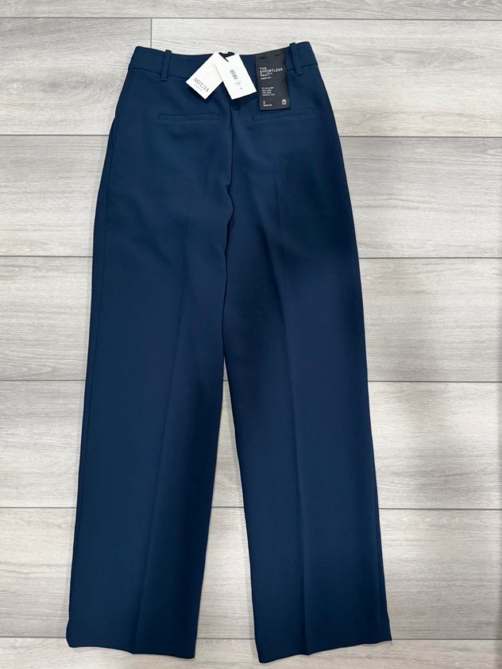 Aritzia The Effortless Pant™ - Crepette™ High-waisted, wide-leg trouser in navy. - Picture 5 of 8